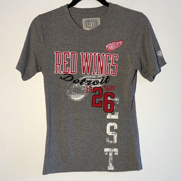 Old Time Hockey Tops - Old Time Hockey Detroit Red Wings Womens Small Gray Graphic T-Shirt NHL Newbury